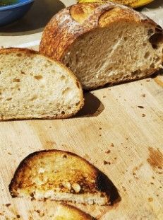 picture of bread and bread in slices